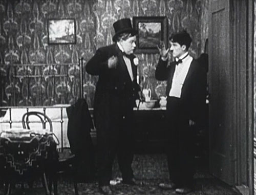 image du film COMPRESSION THE ROUNDERS DE CHARLIE CHAPLIN.