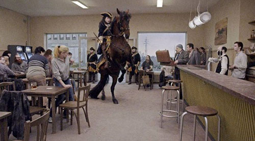 image du film COMPRESSION UN PIGEON PERCH SUR UNE BRANCHE PHILOSOPHAIT SUR L'EXISTENCE DE ROY ANDERSSON.