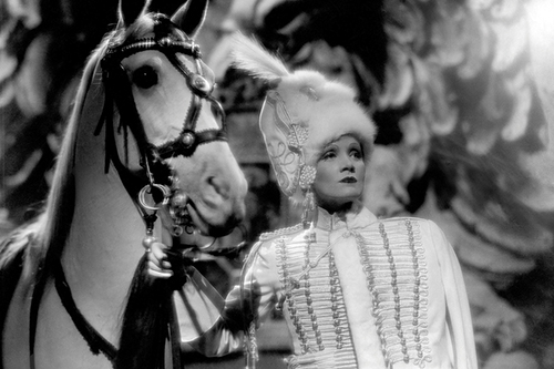 image du film COMPRESSION THE SCARLET EMPRESS DE JOSEF VON STERNBERG.