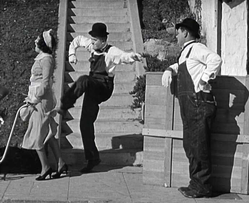 image du film COMPRESSION THE MUSIC BOX DE LAUREL ET HARDY.