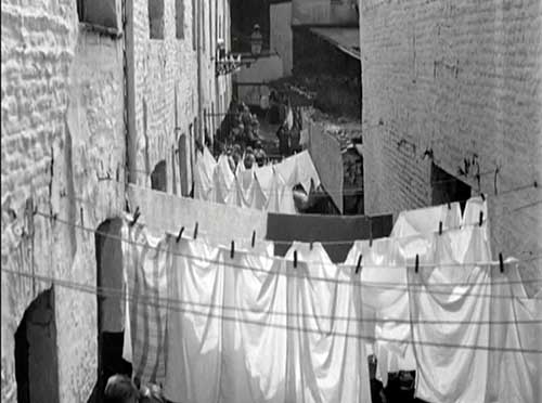 image du film COMPRESSION LES MAISONS DE LA MISRE DE HENRI STORCK.