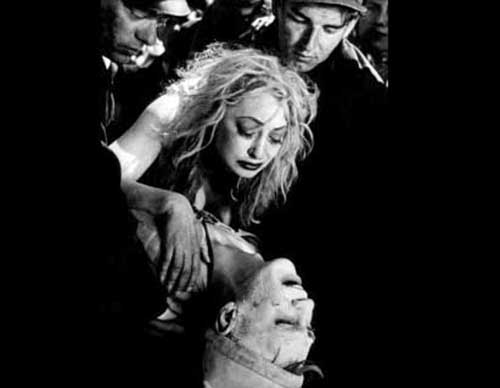 image du film COMPRESSION LA NUIT DES FORAINS DE INGMAR BERGMAN.