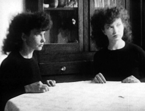 image du film COMPRESSION MESHES OF THE AFTERNOON DE MAYA DEREN ET ALEXANDER HAMMID.