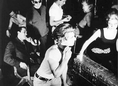 image du film COMPRESSION VINYL DE ANDY WARHOL.