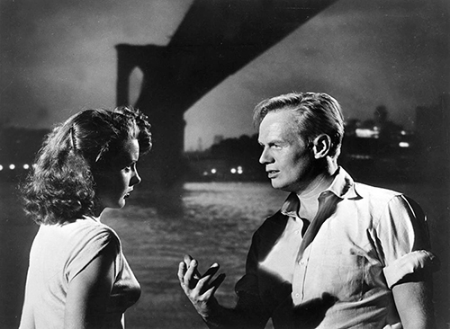 image du film COMPRESSION PICKUP ON SOUTH STREET DE SAMUEL FULLER.